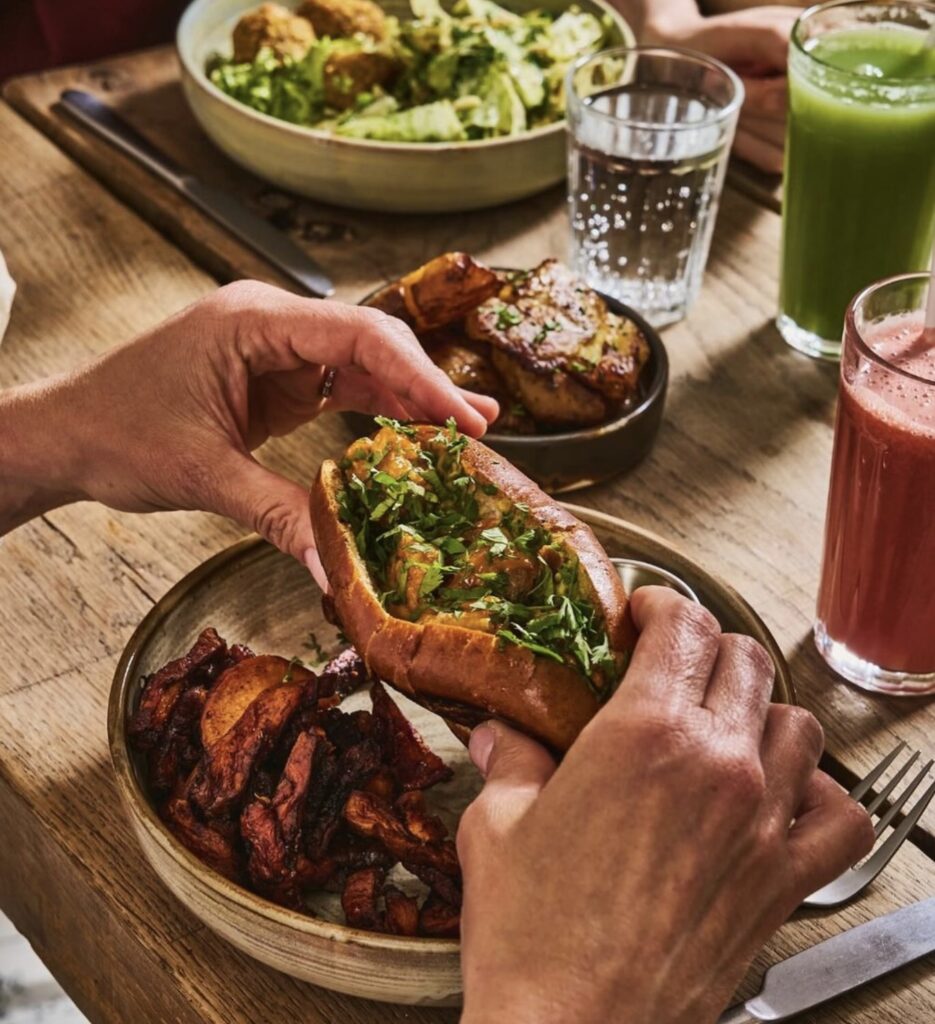 toast avocat crevette cafe Marcelle brunch Les 5 incontournables du brunch à Paris